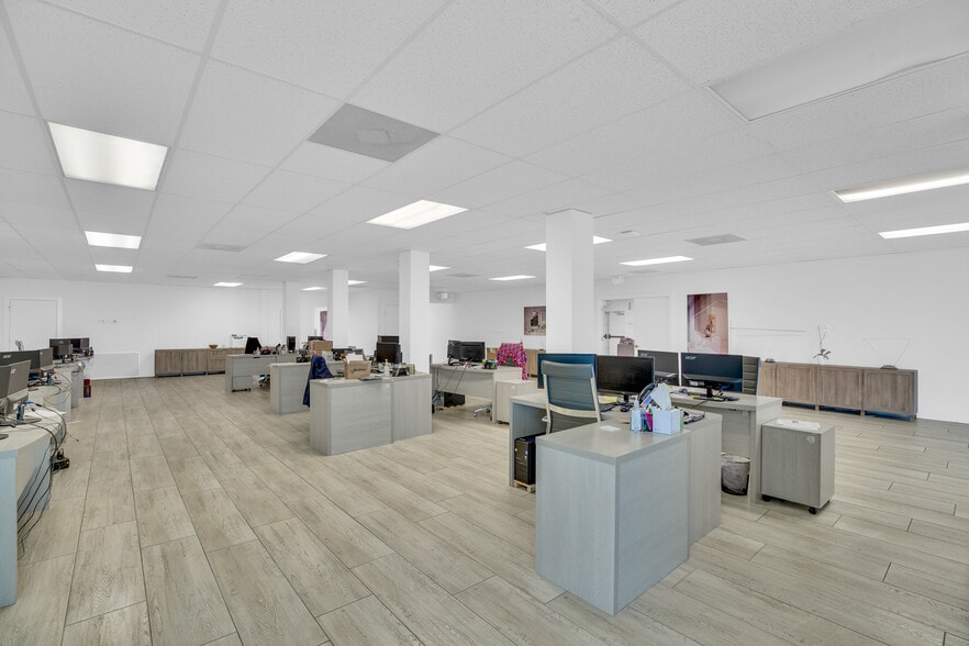 More Photos Of 673 US Highway 1, Vero Beach Showroom For Sale