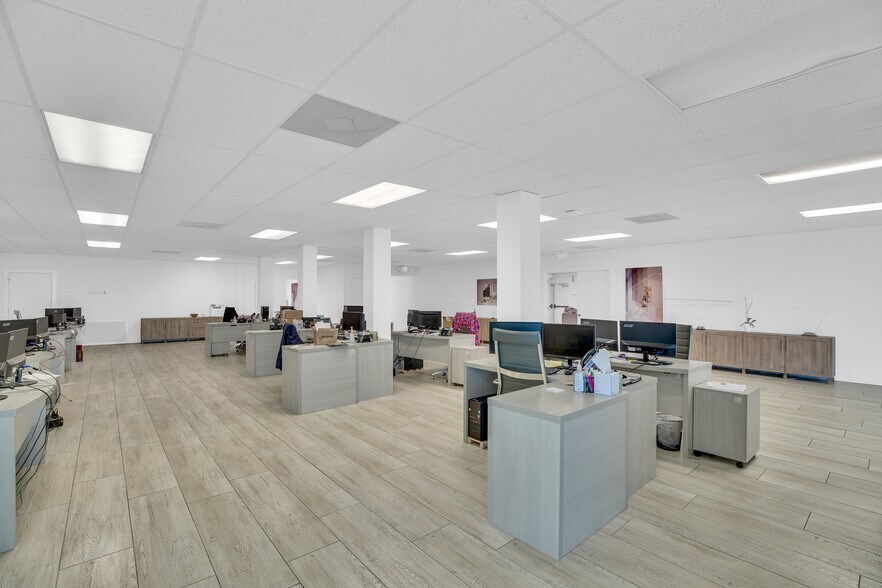 More Photos Of 673 US Highway 1, Vero Beach Showroom For Lease