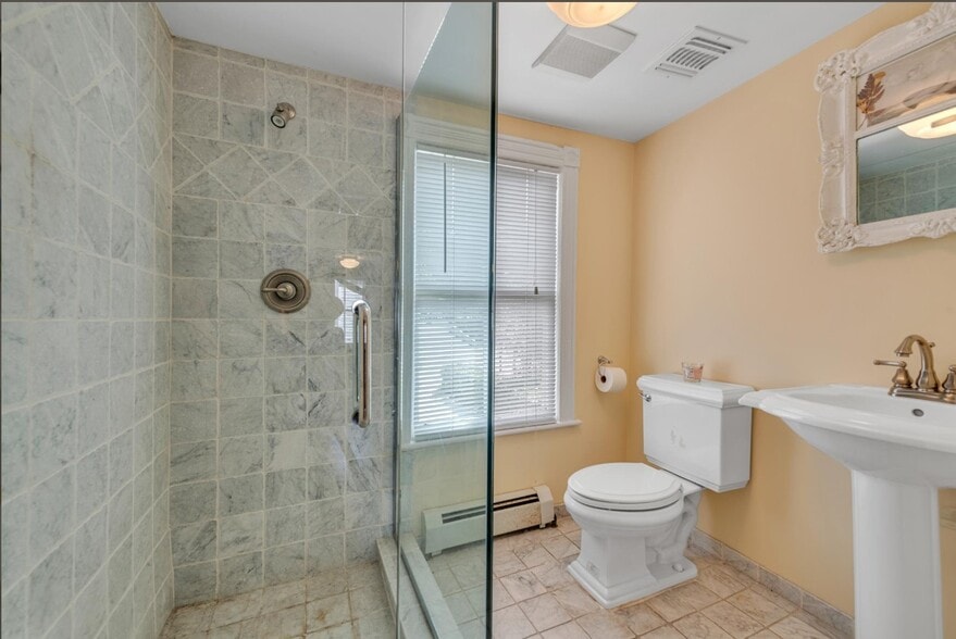 More Photos Of 1433 Old Northern Blvd, Roslyn Office For Lease