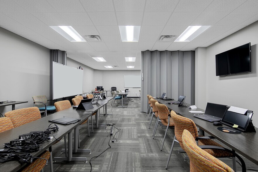 More Photos Of 2847 Bridgewood Dr, Fayetteville Office For Sale