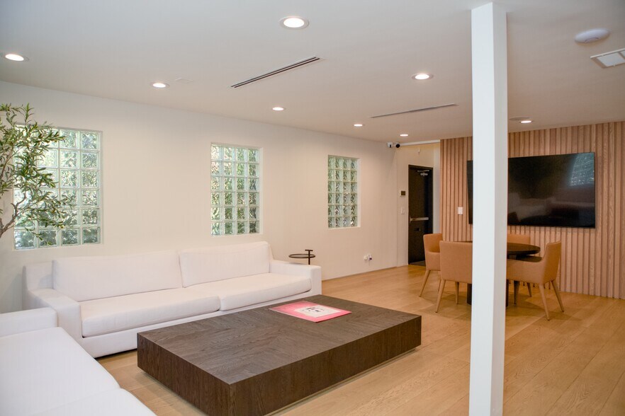 More Photos Of 648 N St. Andrews Pl, Los Angeles Loft Creative Space For Lease