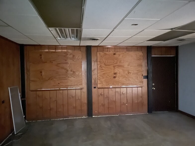 More Photos Of 28 Fairwood Dr, Irwin Medical For Lease