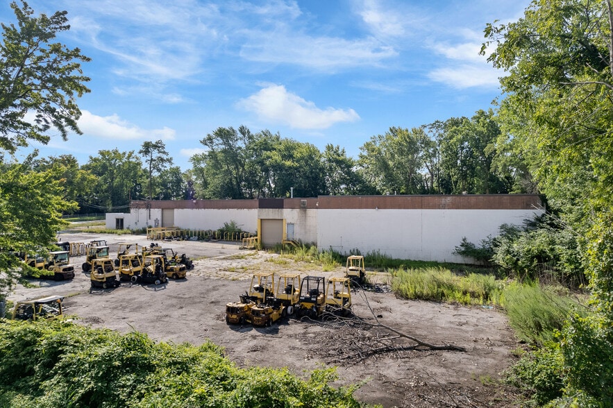 More Photos Of 60 Williams St, Grand River Warehouse For Sale