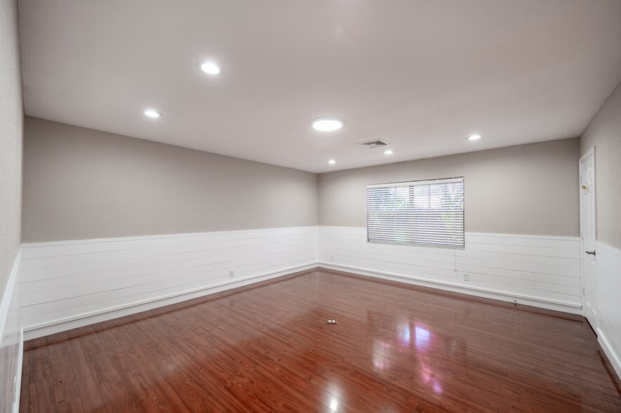 More Photos Of 5105 Memorial Hwy, Tampa Office Residential For Lease