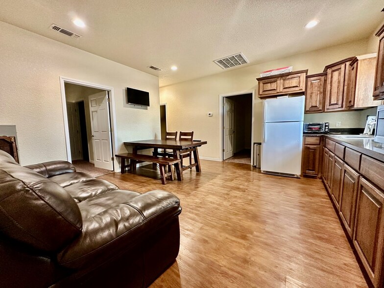 More Photos Of 602 US Highway 385 N, Seminole Flex For Sale