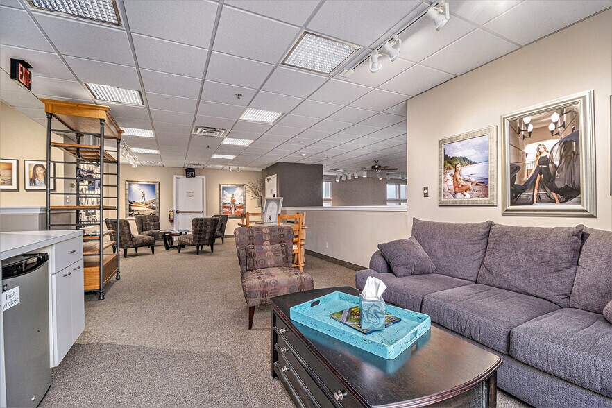 33431 Grand River Ave, Farmington, MI 48335 Storefront Retail Office