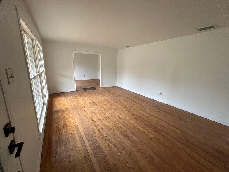 More Photos Of 404 N Henderson Blvd, Kilgore Office For Lease