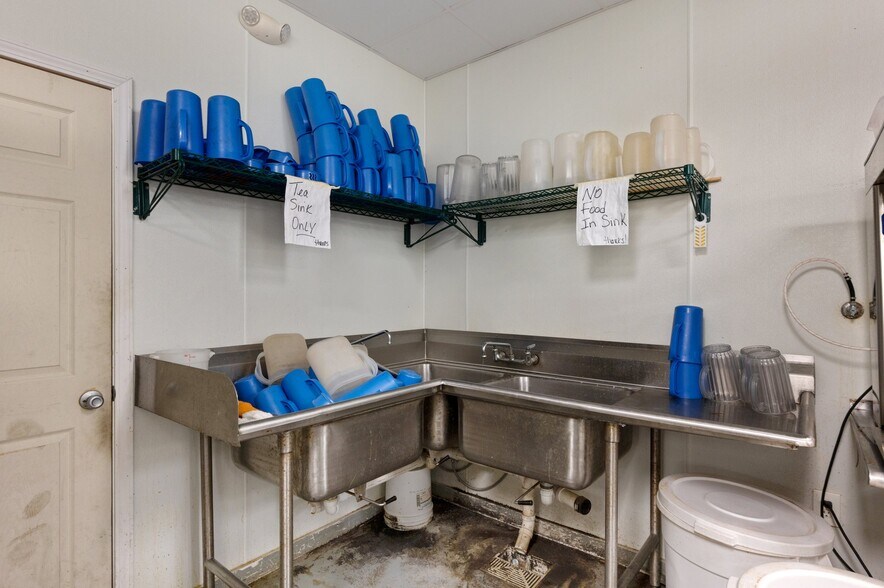 More Photos Of 1296 N Ferdon Blvd, Crestview Restaurant For Sale