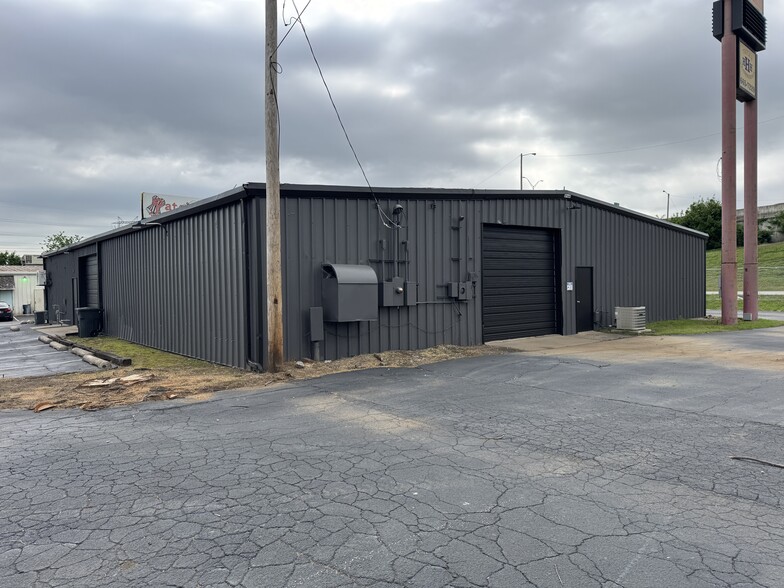 More Photos Of 6547 E Skelly Dr, Tulsa Unknown For Lease
