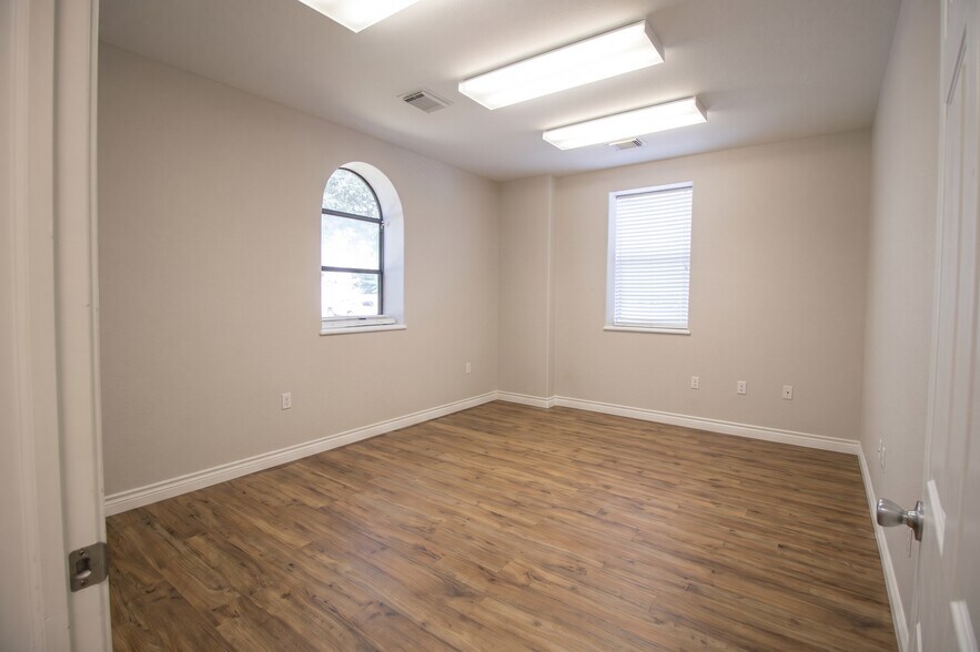 More Photos Of 404 Newport Blvd, League City Flex For Sale