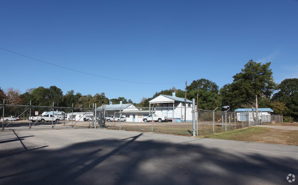 More Photos Of 928 S 1st St, Conroe Industrial For Sale