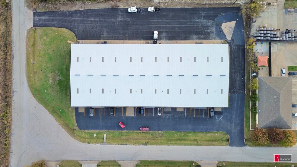 More Photos Of 1000-1008 N Commercial Blvd, Arlington Warehouse For Lease