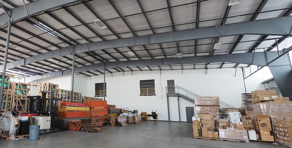 More Photos Of 21110 N Summitry Cir, Katy Warehouse For Lease