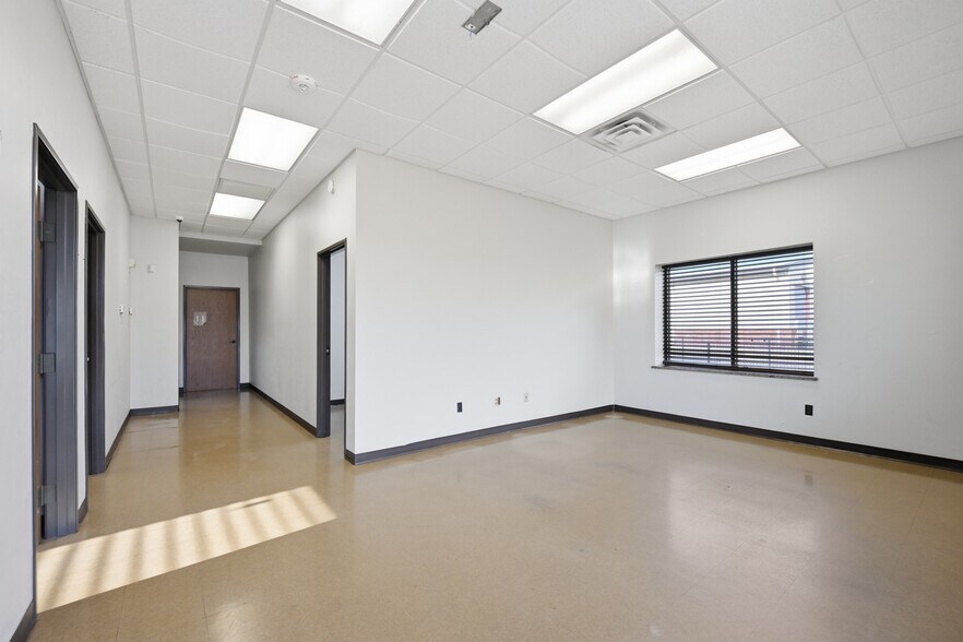More Photos Of 416 NE 145th Pl, Edmond Warehouse For Lease