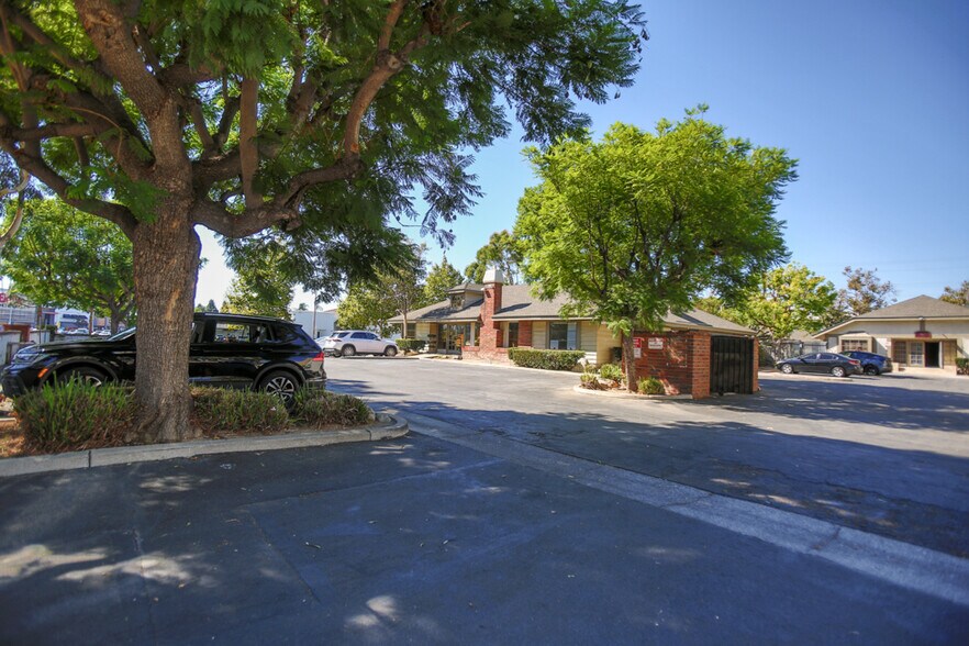 More Photos Of 1810 E 17th St, Santa Ana Medical For Lease