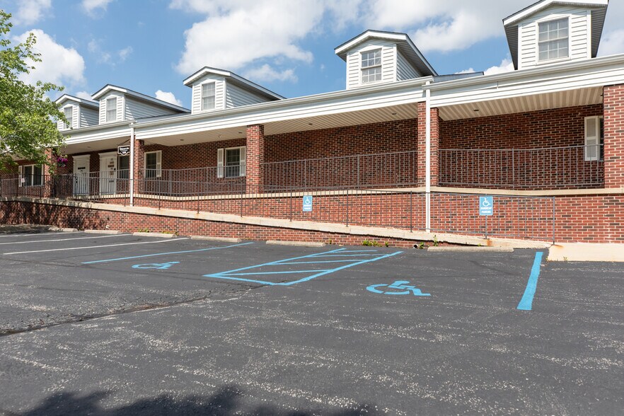 More Photos Of 640 S Walker St, Bloomington Medical For Sale