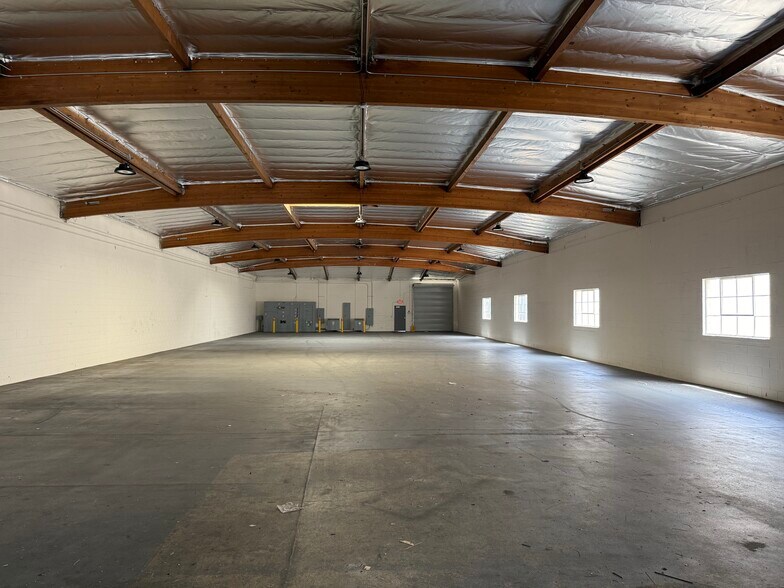 More Photos Of 19761 Bahama St, Northridge Warehouse For Lease