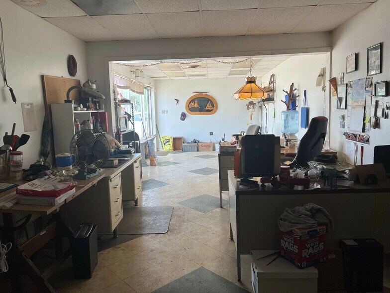 More Photos Of 206 Derby St, Pekin Flex For Sale