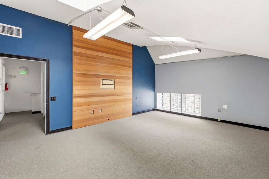 More Photos Of 560 4th St, San Francisco Showroom For Lease