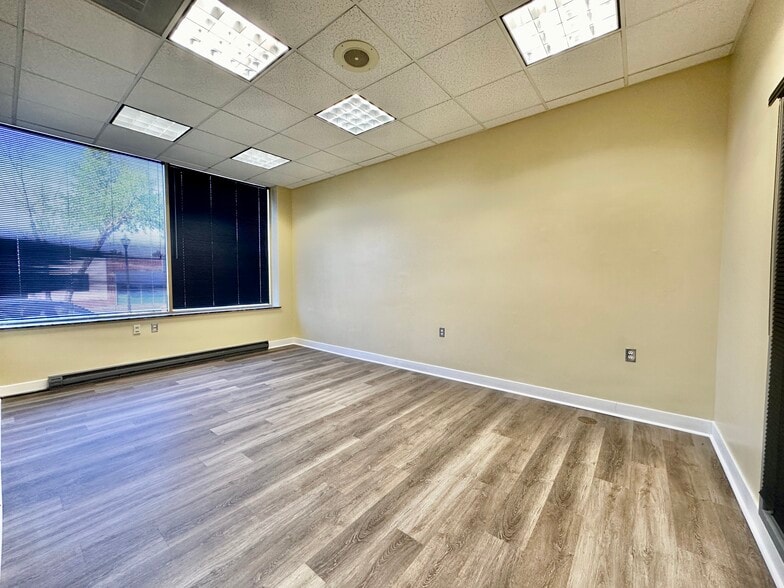 More Photos Of 8 Lester St, Martinsville General Retail For Sale