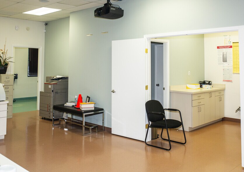 More Photos Of 15410 Ridge Park Dr, Houston Office For Sale