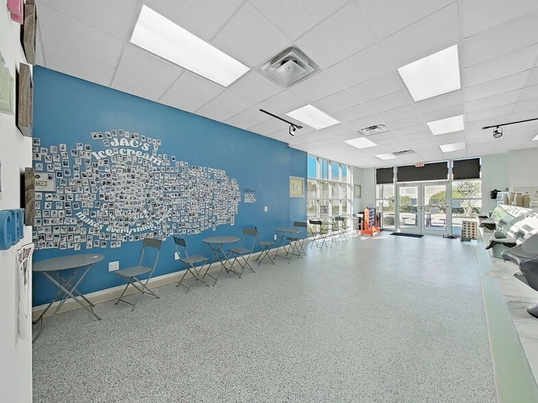 More Photos Of 18421-18423 US Highway 19 N, Clearwater Storefront For Lease