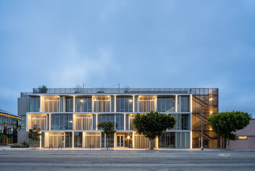 More Photos Of 3000 Crenshaw Blvd, Los Angeles Office For Lease