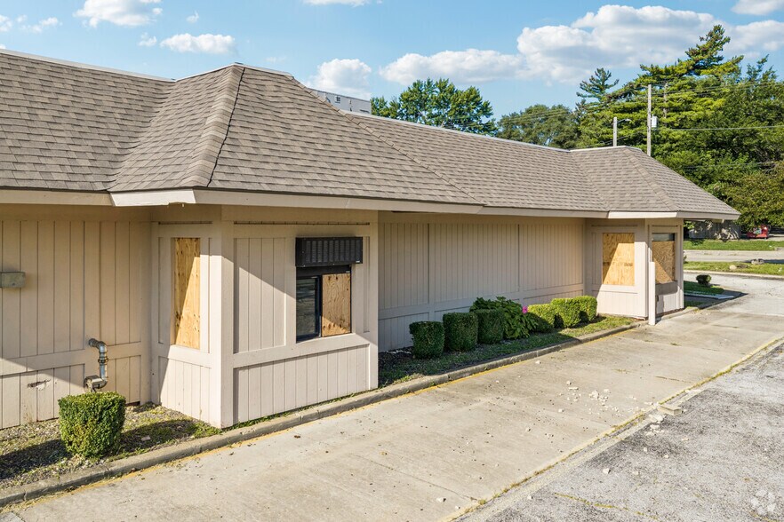 More Photos Of 2920 NE Adams St, Peoria Freestanding For Sale