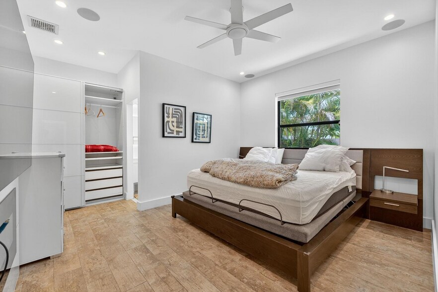 More Photos Of 2460 NE 36th St, Fort Lauderdale Specialty For Sale