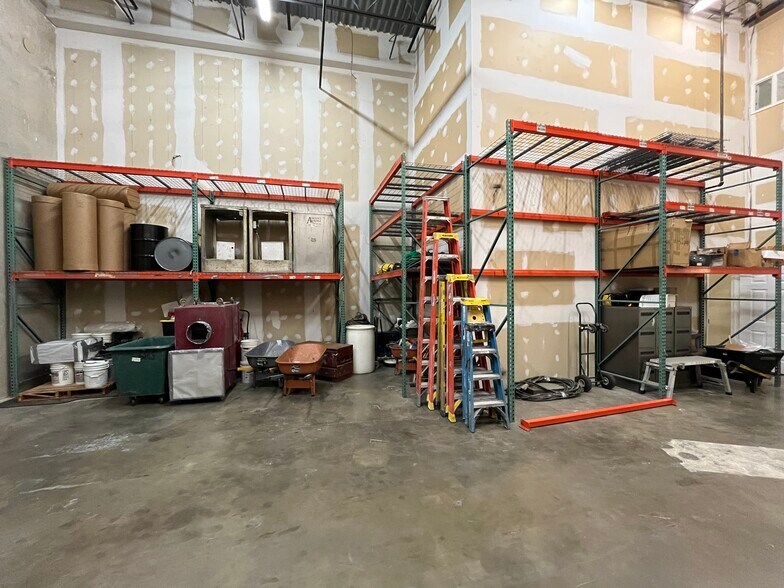 More Photos Of 8982-9050 Hornbaker Rd, Manassas Warehouse For Lease