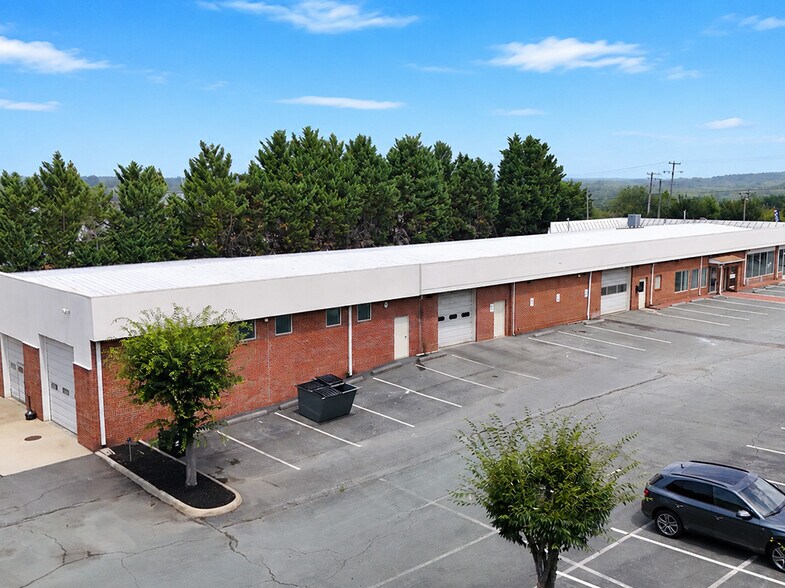 More Photos Of 1389 Richmond Rd, Charlottesville Showroom For Lease