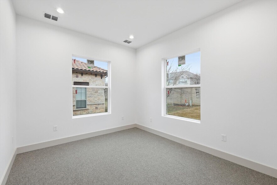 More Photos Of 203 E Debbie Ln, Mansfield Loft Creative Space For Lease