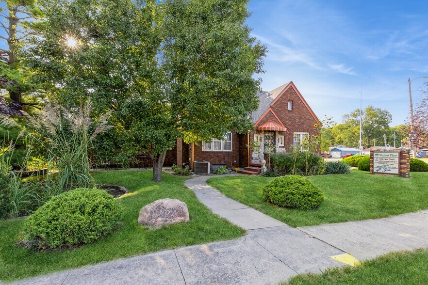 More Photos Of 324 1st St, Des Moines General Retail For Sale