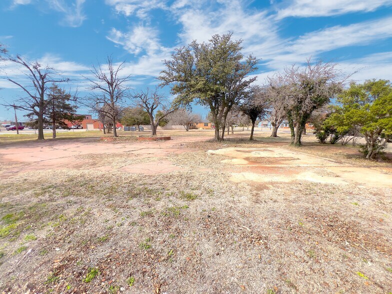 More Photos Of 1015 E Broadway St, Altus Land For Sale
