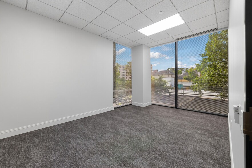 More Photos Of 17 S Briar Hollow Ln, Houston Office Residential For Lease