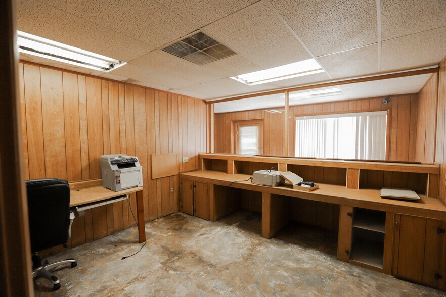 More Photos Of 14655 Kennard st, Waldo Freestanding For Lease