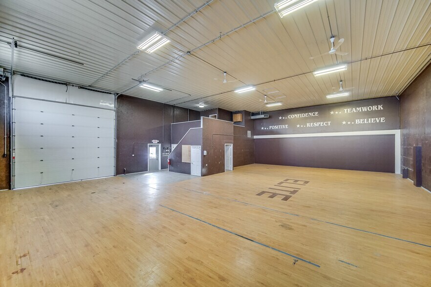 More Photos Of 926 Geneva St, Shorewood Warehouse For Lease