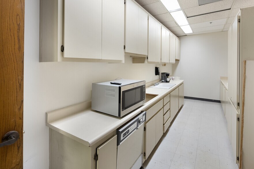 More Photos Of 20500 Nordhoff St, Chatsworth Research And Development For Sale
