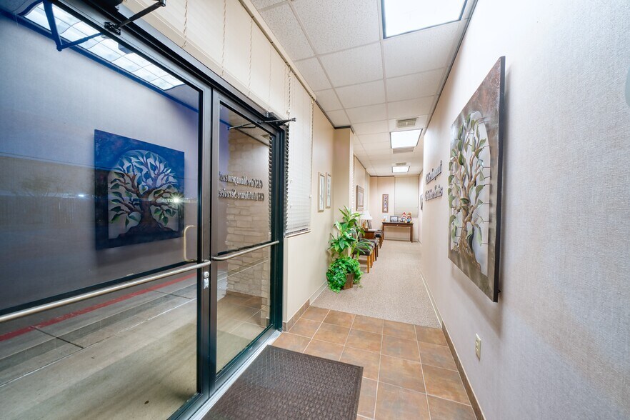 More Photos Of 15430 Ridge Park Dr, Houston Office For Sale