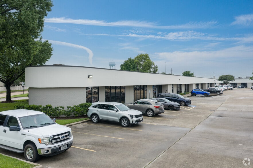 More Photos Of 17449-17497 Village Green Dr, Houston Unknown For Lease