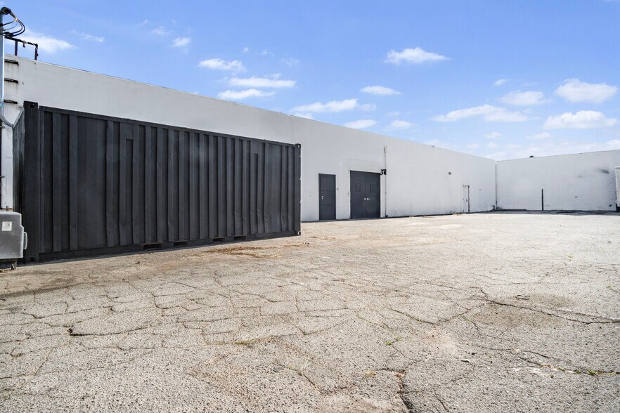 More Photos Of 20908 Itasca St, Chatsworth Light Manufacturing For Sale