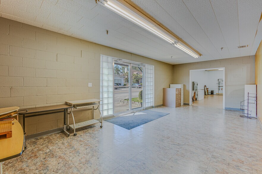 More Photos Of 1000 Gilway St, Holly Hill Light Distribution For Sale