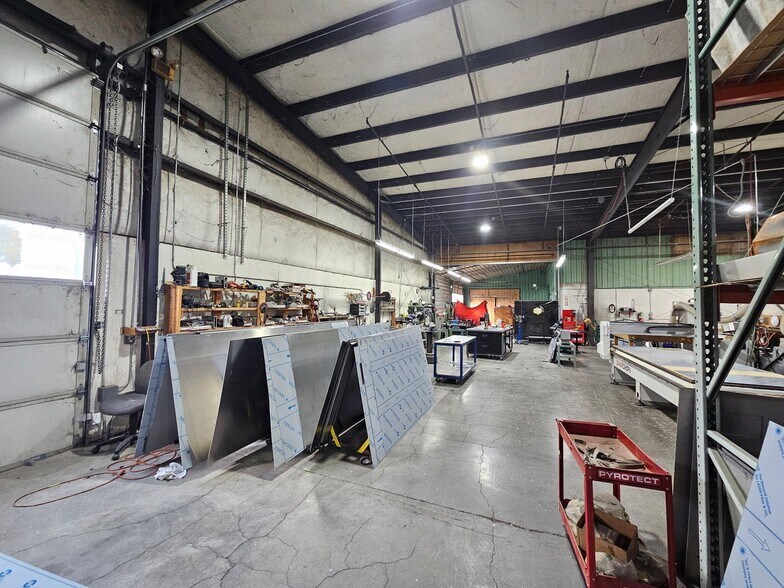 More Photos Of 1001 SW 1st St, Redmond Warehouse For Sale