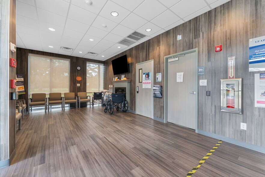 More Photos Of 7179-7187 Broad St, Brooksville Freestanding For Sale