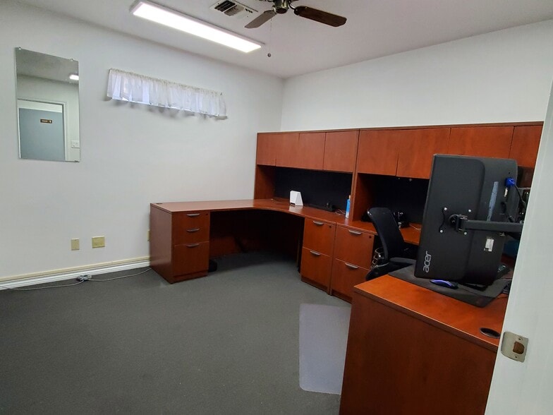 More Photos Of 2409 Maxwell Ln, Deer Park Office For Lease