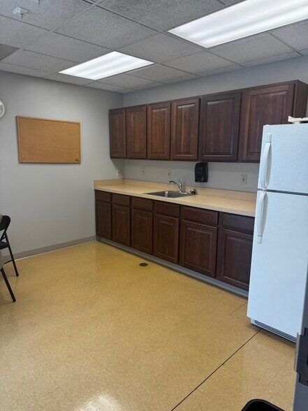 More Photos Of 600 6th Ave, Saint Albans Office For Sale