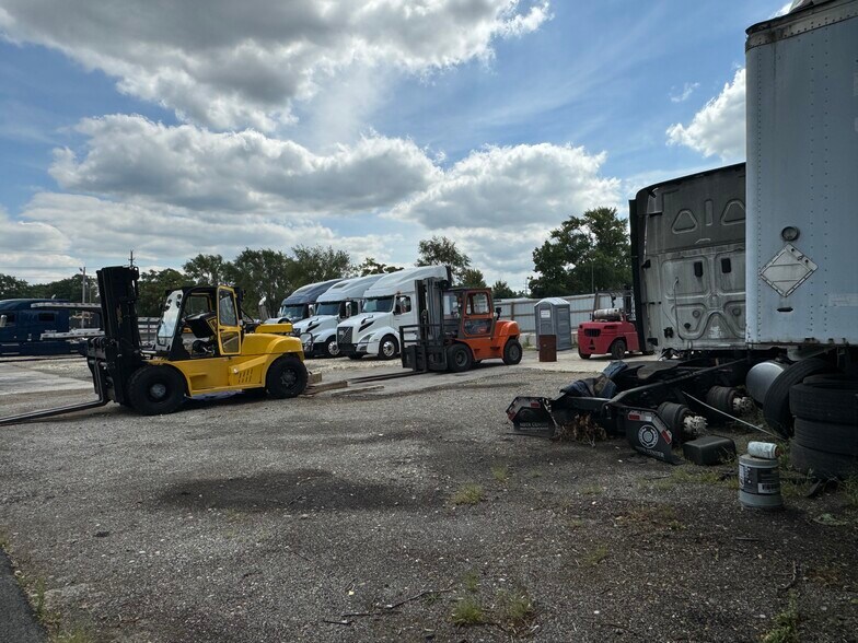 More Photos Of 644 W Park Ave, Aurora Truck Terminal For Sale