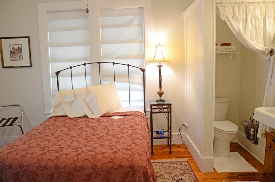 More Photos Of 218 S Market St, Flatonia Hotel For Sale