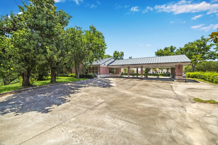 More Photos Of 2455 Highway 6, Sugar Land Freestanding For Lease