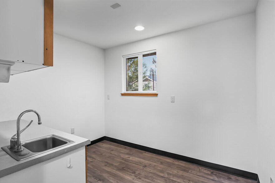 More Photos Of 909 SE 2nd St, Bend Office For Sale